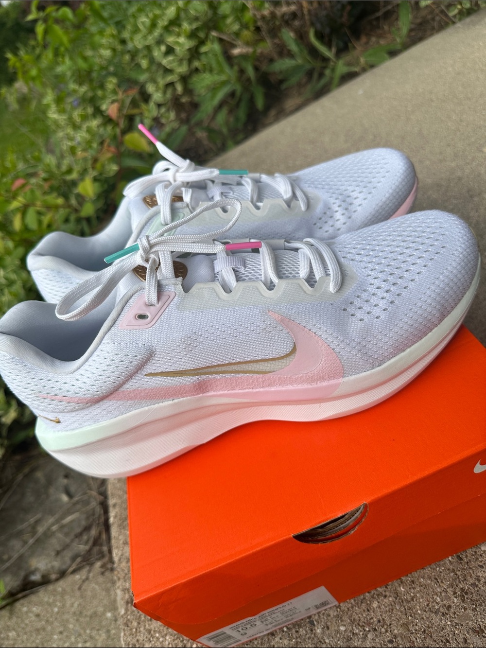 Nike White Running Shoes with Pink & Mint Heel Accents, Air Winflow size 10.5